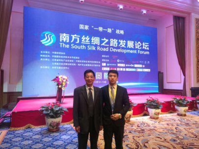 仟億達孫總(右)與國務(wù)院殊津貼專、區(qū)域經(jīng)濟與產(chǎn)業(yè)發(fā)展研究中心主任茶洪旺合影 仟億達孫總(右)與國務(wù)院殊津貼專、區(qū)域經(jīng)濟與產(chǎn)業(yè)發(fā)展研究中心主任茶洪旺合影