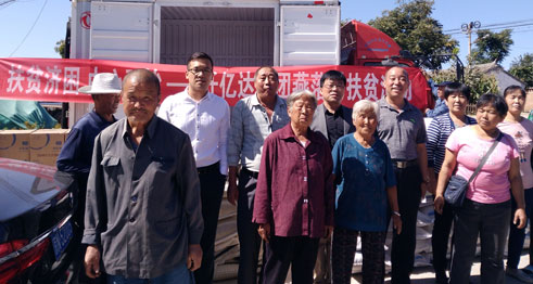 仟億達集團候總(排右四)、諶應(yīng)書記(排右三)與當(dāng)?shù)卮迕窈嫌? alt=